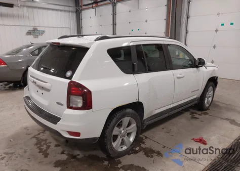 2017 Jeep Compass Latitude 4X4 z USA, uszkodzony, nr VIN 1C4NJDEB0HD141725